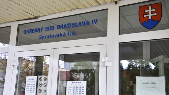 Mladíci, ktorí zaútočili na manželský pár v MHD, sa postavili pred sudcu