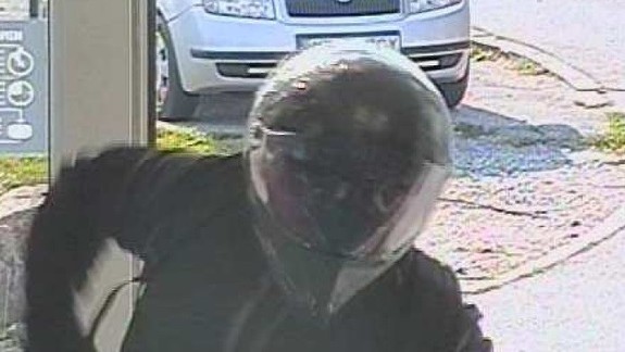 Toto je on. Policajti zverejnili fotky lupiča na motorke