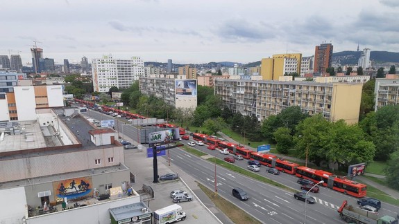 Linka 202 MHD bude v sobotu počas výrubu stromov presmerovaná