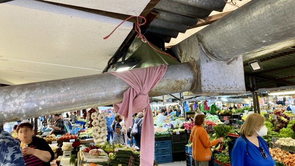 Bieda Miletičky: Pri daždi moknú trhovníci i tovar, inžinierske siete doslúžili... K sľubovanej obnove sa zatiaľ urobil len prvý krok