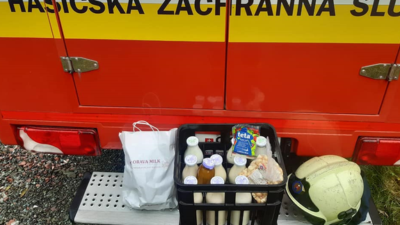 Milé pozitívne veci v týchto časoch: Hasičov a zdravotníkov ľudia na Orave obdarúvajú domácimi koláčmi či kefírom