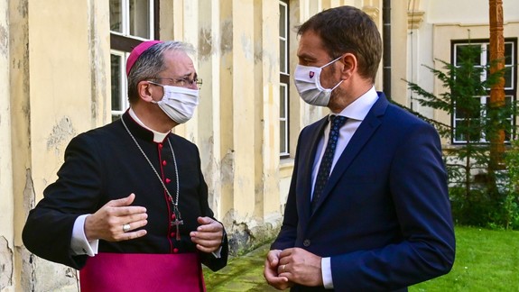 Biskupi znovu apelujú na vládu, aby sa bohoslužby mohli čo najskôr obnoviť