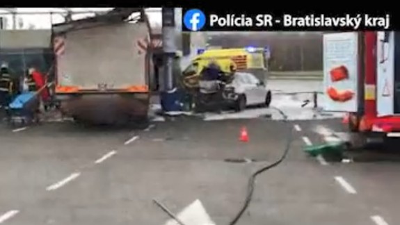 VIDEO: K hrozivo vyzerajúcej nehode došlo na čerpacej stanici pri diaľnici D1 - hlásia aj zranených!