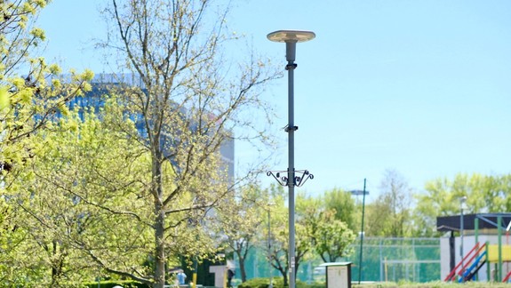 FOTO: Hlavné mesto osadilo nové moderné LED svietidlá okolo Štrkoveckého jazera