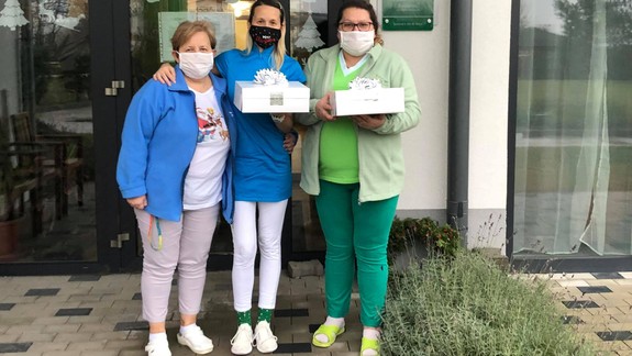 FOTO: Urobila im radosť. Ľudí v službe potešila prezidentka koláčikmi