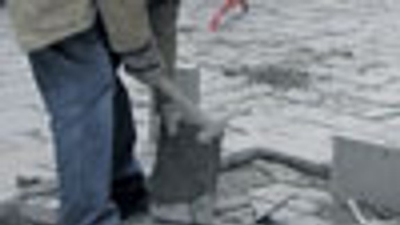 Dlažba je zničená, autá tu jazdia celé dni