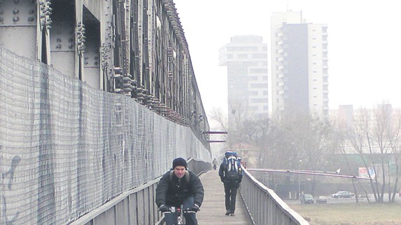 Starý most otvorili chodcom a cyklistom