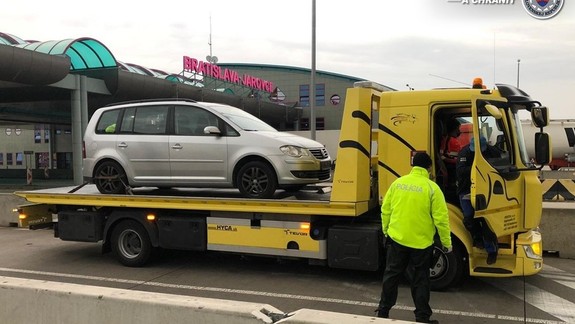 Originálny nápad: Takto sa chcel vodič auta vyhnúť na hraniciach štátnej karanténe