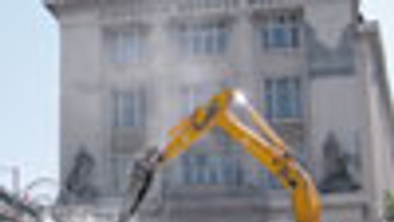 Betónový pylón z nábrežia už zmizol