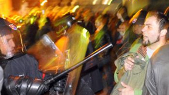 Počas piatkového protestu policajti predviedli 19 ľudí