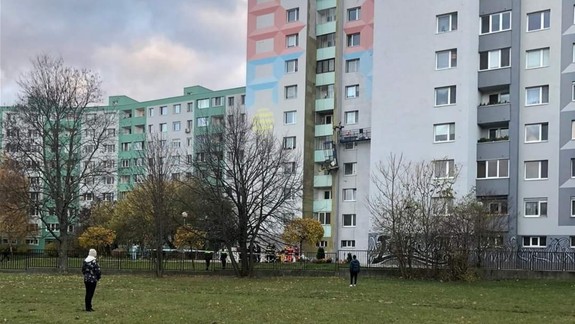 Smrť na pracovisku: Na Budatínskej ulici spadlo z piateho poschodia lešenie s robotníkmi