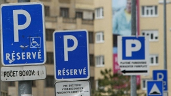 Riešenie parkovacej politiky v Petržalke má navrhnúť komisia