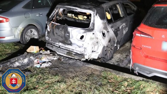V Petržalke zhorelo auto, požiar predbežne spôsobila manipulácia s ohňom