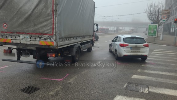 Nehoda nákladného auta na Rázusovom námestí, jedna osoba zostala po zrážke dezorientovaná