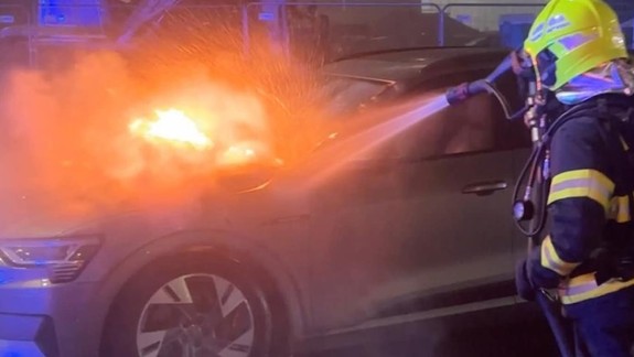 Na Prístavnej ulici horel elektromobil, škodu vyčíslili na 10-tisíc eur