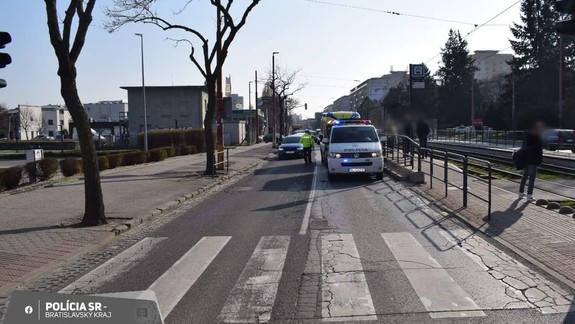 Na Račianskej zrazilo auto chodca, polícia hľadá svedkov nehody