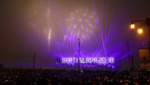 FOTO: Silvestrovský ohňostroj nad Dunajom sprevádzala moderná hudba