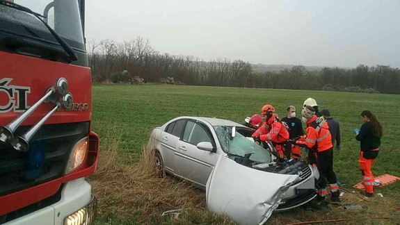 FOTO Pri vážnej nehode pri Šenkviciach zasahovali aj leteckí záchranári