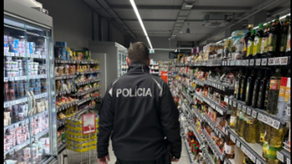 V obchodoch v Bratislavskom kraji prebieha policajná akcia
