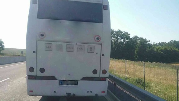 Autobus plný bratislavských školákov dostal na R1 defekt!