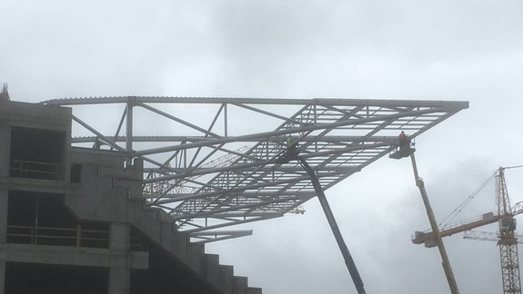 FOTO: Na budúcom Národnom futbalovom štadióne už začali stavať strechu...
