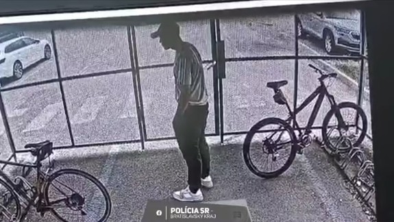 VIDEO: Zlodej - smoliar sa vlámal do klietky na bicykle a zostal v nej uväznený až do príchodu policajtov