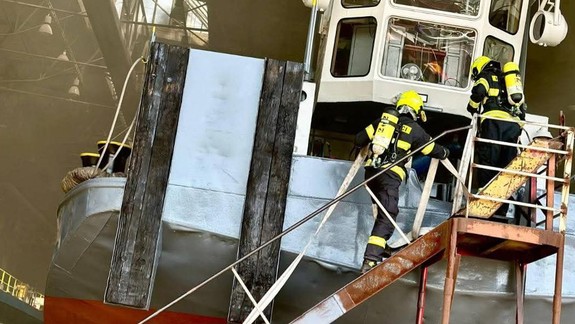 Pre dym nebolo vidno ani na krok: V suchom doku lodenice horel remorkér