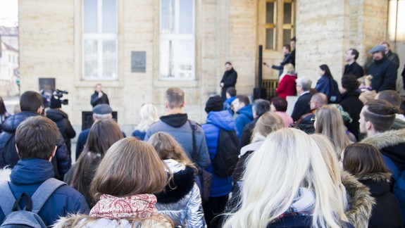 Pred budovou UK si pripomenuli pochod študentov zo 16. novembra 1989