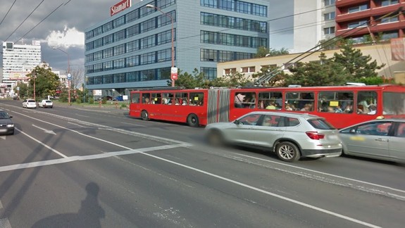 Na Prievozskej zablokoval trolejbusovú dopravu spadnutý strom