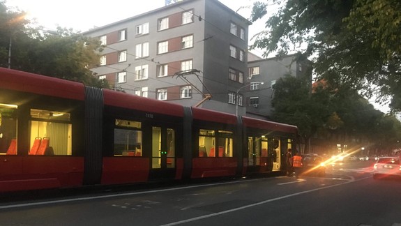 Pozor, v smere na Zlaté piesky došlo k nehode električky