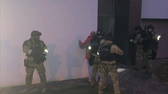 Policajti v akcii: NAKA ráno vtrhla do luxusnej vily v Rusovciach