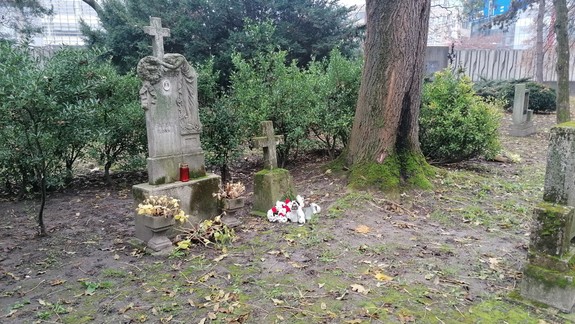 FOTO: Nenápadný hrob na Ondrejskom cintoríne - sviečku pri ňom zapálila i prezidentka Čaputová