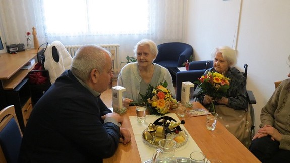 V Petržalke oslavovali 90-ročné dvojičky. Prežili neuveriteľne podobné životy