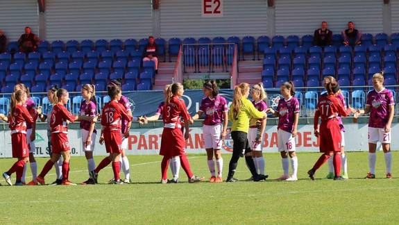 Futbalistky ŠK Slovan sa v 6. kole trápili, ale priviezli domov víťazstvo, kým hráčky NMŠK pripravil o bod rozhodca