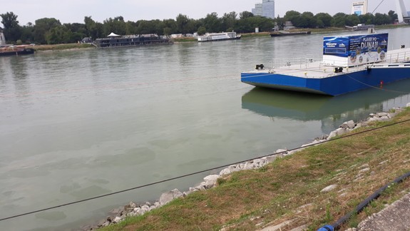 Hladinu Dunaja pokryli olejové škvrny, na rieke zasahujú hasiči