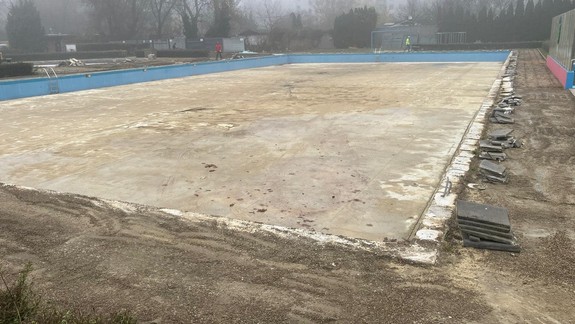 Začali sa práce na veľkej obnove kúpaliska Rosnička, vznikne nový stredný aj detský bazén