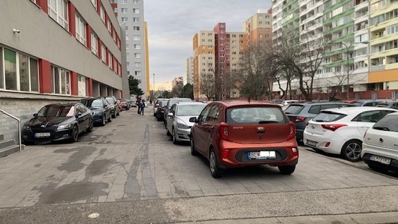 Nechal ju niekto zomierať? Polícia vyšetruje nález tela ženy v byte na Mlynarovičovej