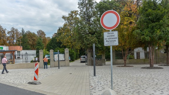 FOTO: Takto po rekonštrukcii vyzerá priestranstvo pred hlavným vchodom na Martinský cintorín
