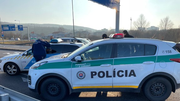 FOTO: Zadržanie imigrantov pri diaľnici v Lamači - zasahovali pri ňom slovenskí aj maďarskí policajti!
