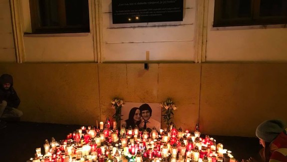 FOTO: Po vražde novinára vyjadrili Bratislavčania svoju spoluúčasť sviečkami – ľahostajní nezostali ani známi ľudia!