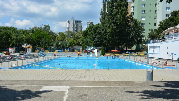Ochladenie vyhnalo ľudí z kúpalísk, ale cez víkend sa na ne ľudia vrátili