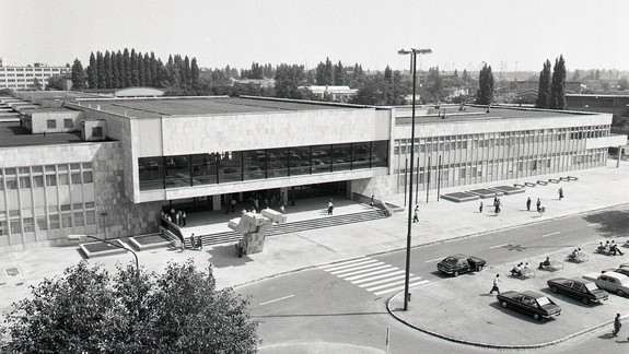 FOTO Spomeniete si ešte na autobusovú stanicu na Nivách? Pred 45 rokmi ju začali stavať a potom zbúrali