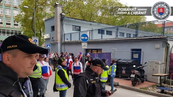 VIDEO: Policajti pristihli už 11 kšeftárov so vstupenkami - jeden z nich bol až z Maroka!