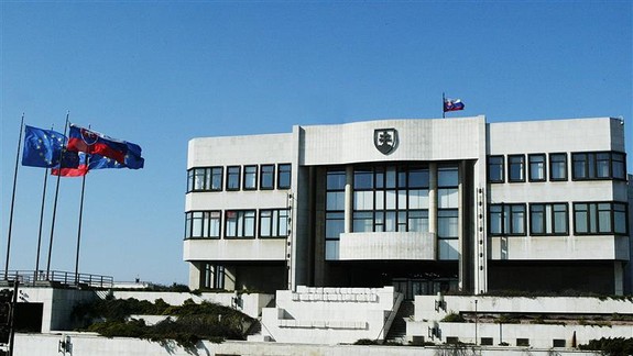 Na budove Národnej rady SR konečne pribudlo jej označenie