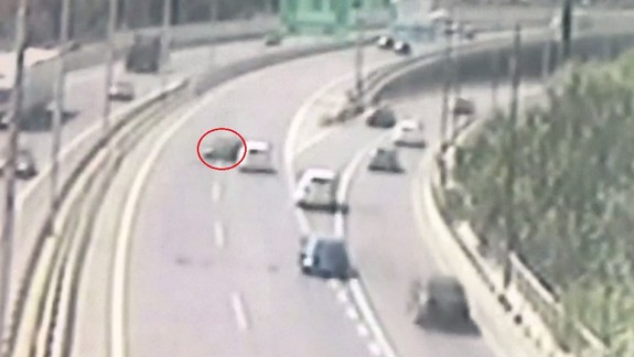 VIDEO: Takto skončila audina, ktorej vodič sa rozhodol na Prístavnom moste pre šialený manéver