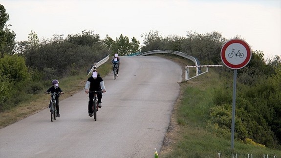 Ochranári: Bezohľadní cyklisti a korčuliari ohrozujú vzácne vtáky v chránenom územi