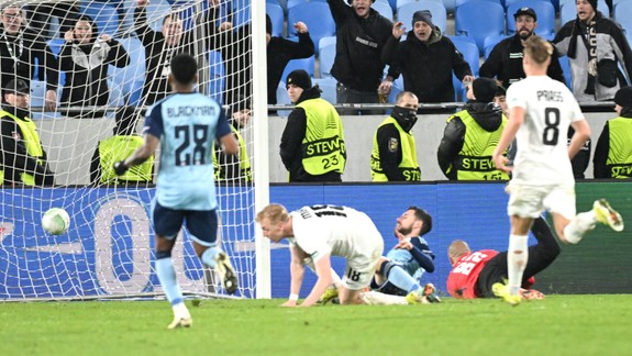 UEFA potrestala Slovan za výtržnosti fanúšikov a Weissa za červenú