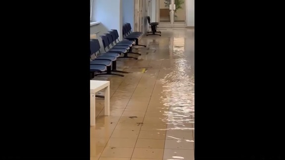 VIDEO Hrozný pohľad: Suterén polikliniky Ružinov po daždi zatopilo, škody odstraňujú