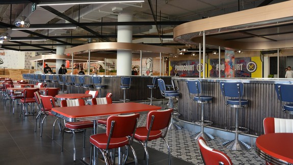 FOTO a VIDEO: Na Kamennom námestí už je definitívne Prior, dnes tu otvorili jednu z najväčších gastroprevádzok