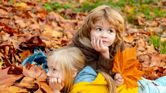 Keď jeseň maľuje, deti múdrejú: Prečo sú jesenné prechádzky elixírom pre detskú myseľ